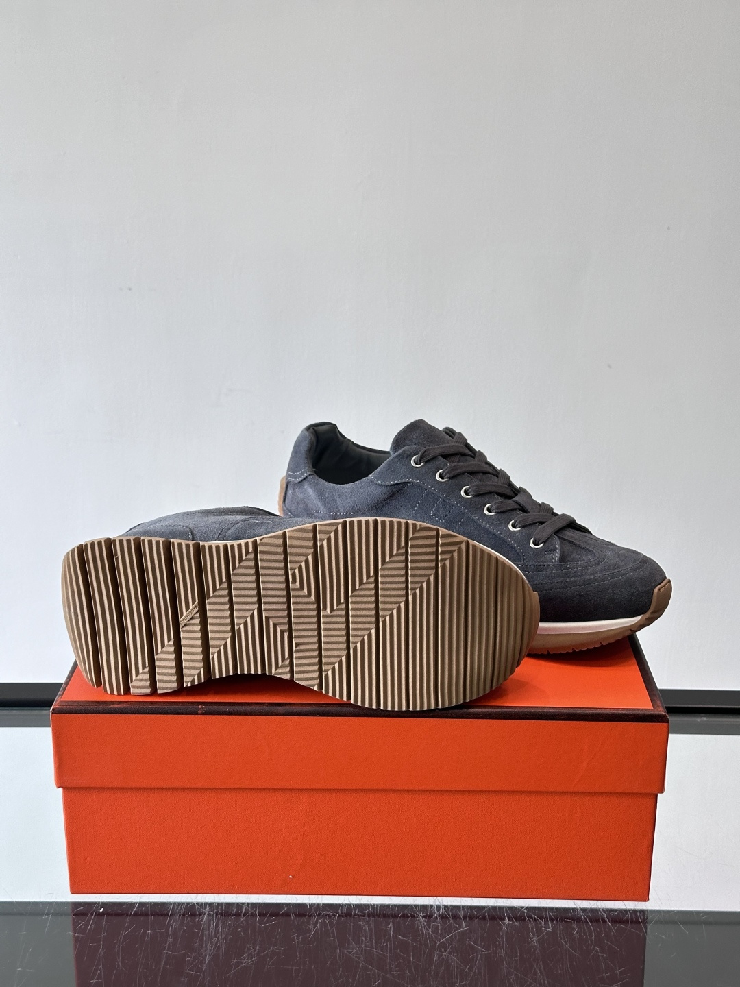 Hermès男士麂皮运动鞋，是品牌经典“Birkin”系列鞋款的现代演绎，采用高级麂皮材质，搭配标志性的