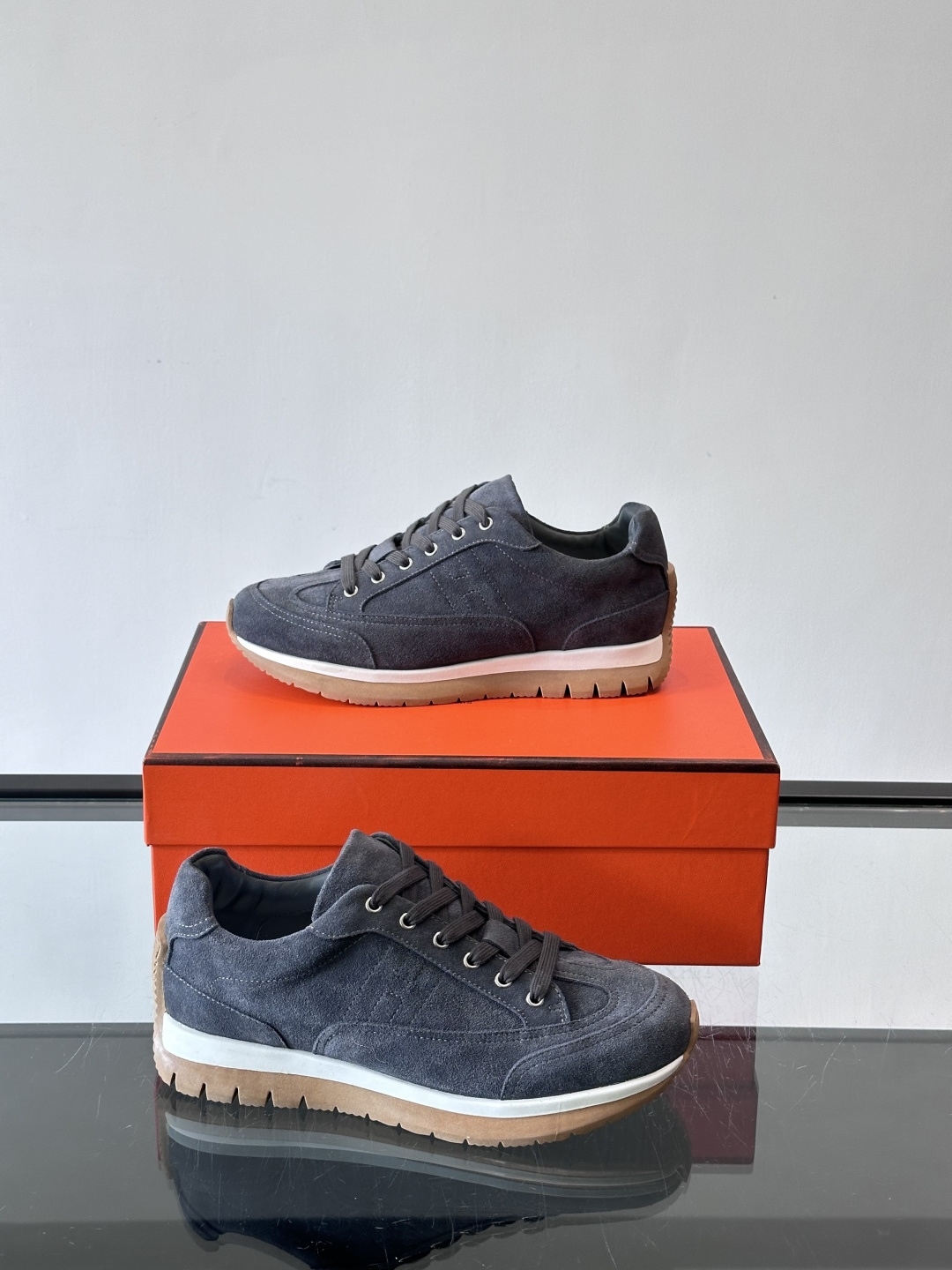 Hermès男士麂皮运动鞋，是品牌经典“Birkin”系列鞋款的现代演绎，采用高级麂皮材质，搭配标志性的