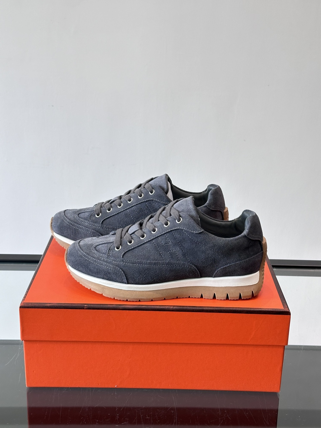 Hermès男士麂皮运动鞋，是品牌经典“Birkin”系列鞋款的现代演绎，采用高级麂皮材质，搭配标志性的