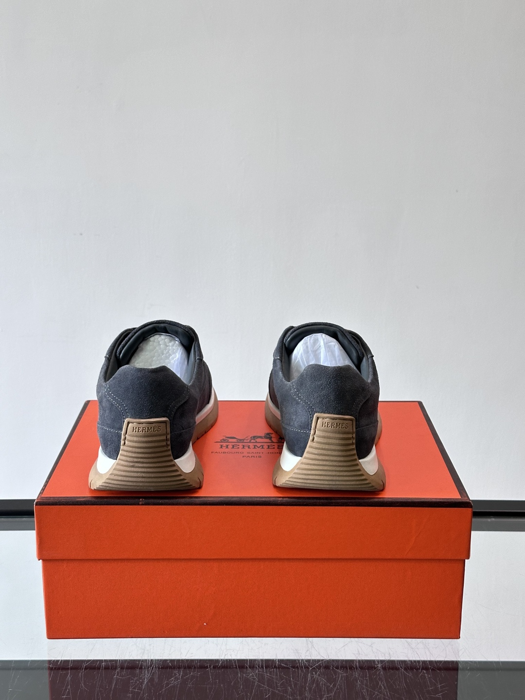 Hermès男士麂皮运动鞋，是品牌经典“Birkin”系列鞋款的现代演绎，采用高级麂皮材质，搭配标志性的