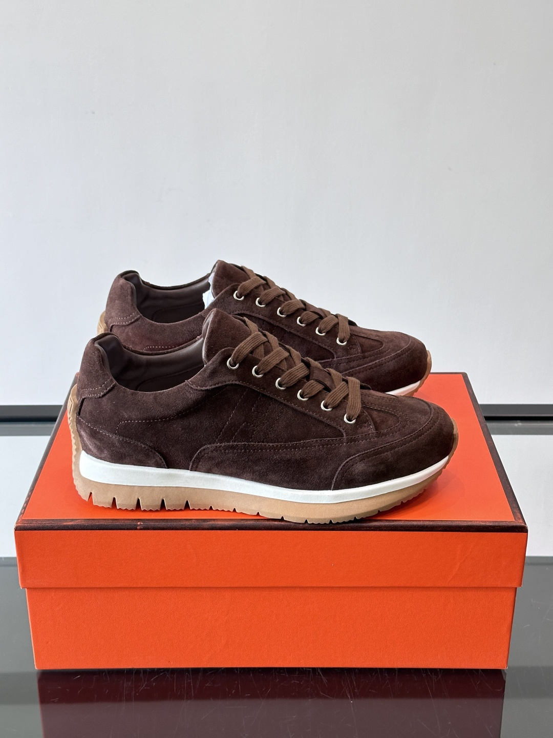 Hermès男士麂皮运动鞋，是品牌经典“Birkin”系列鞋款的现代演绎，采用高级麂皮材质，搭配标志性的