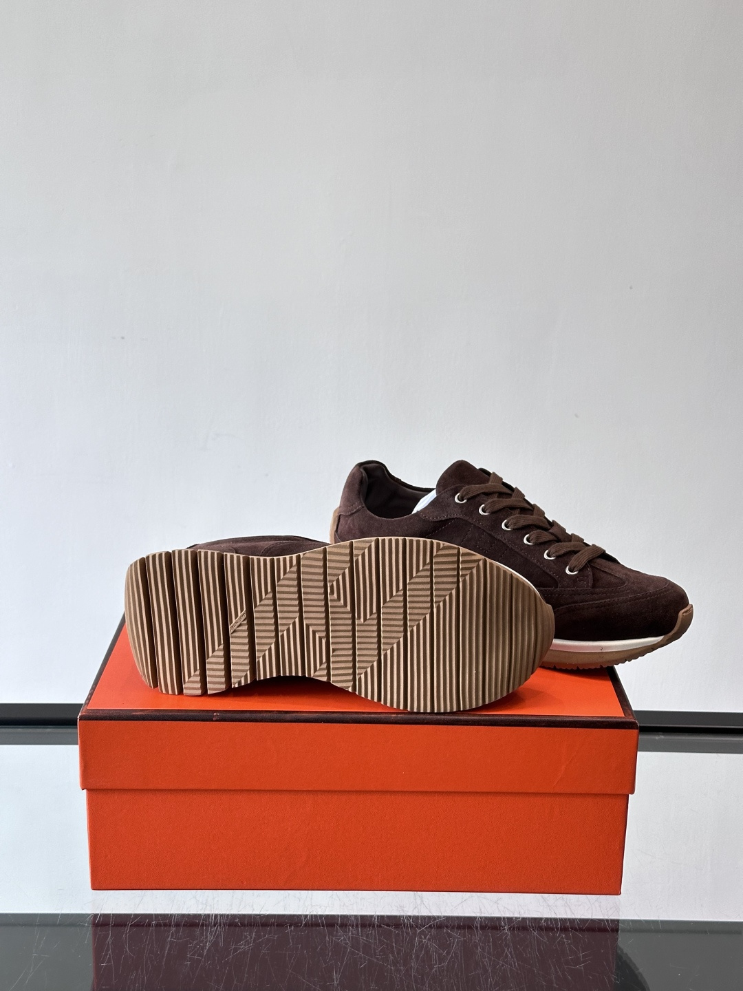 Hermès男士麂皮运动鞋，是品牌经典“Birkin”系列鞋款的现代演绎，采用高级麂皮材质，搭配标志性的