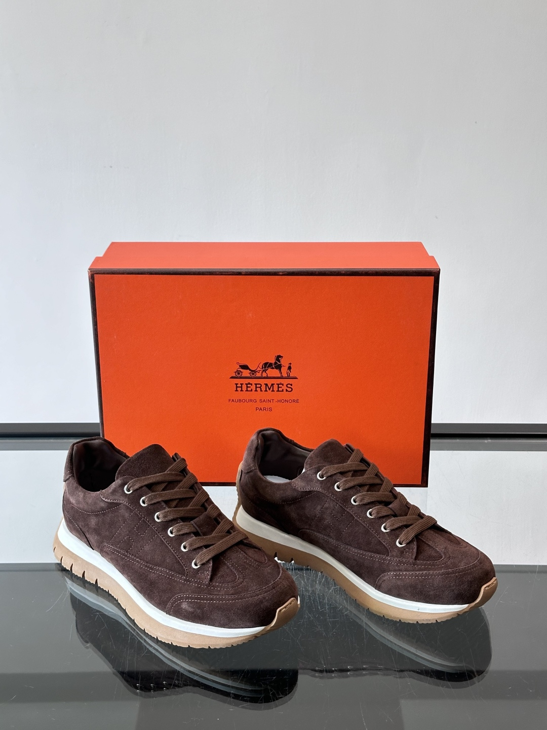 Hermès男士麂皮运动鞋，是品牌经典“Birkin”系列鞋款的现代演绎，采用高级麂皮材质，搭配标志性的