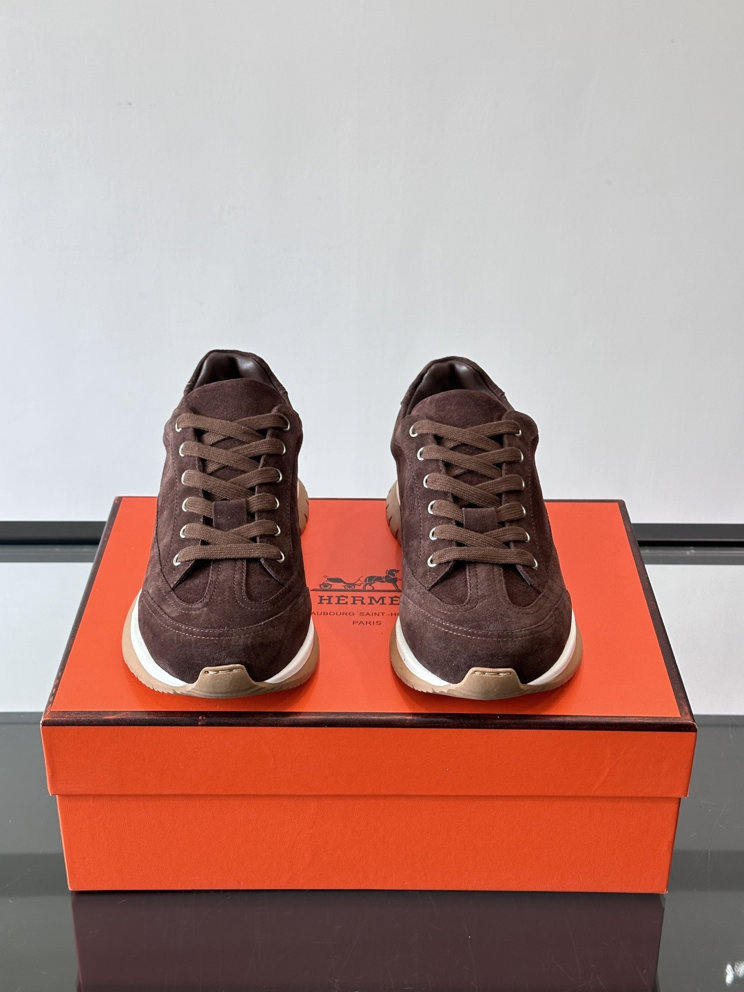 Hermès男士麂皮运动鞋，是品牌经典“Birkin”系列鞋款的现代演绎，采用高级麂皮材质，搭配标志性的