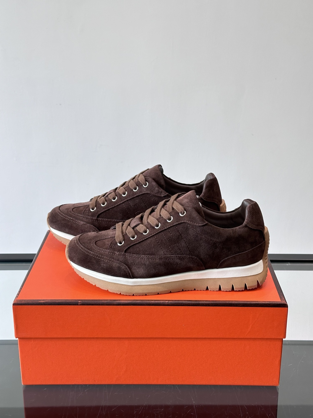 Hermès男士麂皮运动鞋，是品牌经典“Birkin”系列鞋款的现代演绎，采用高级麂皮材质，搭配标志性的