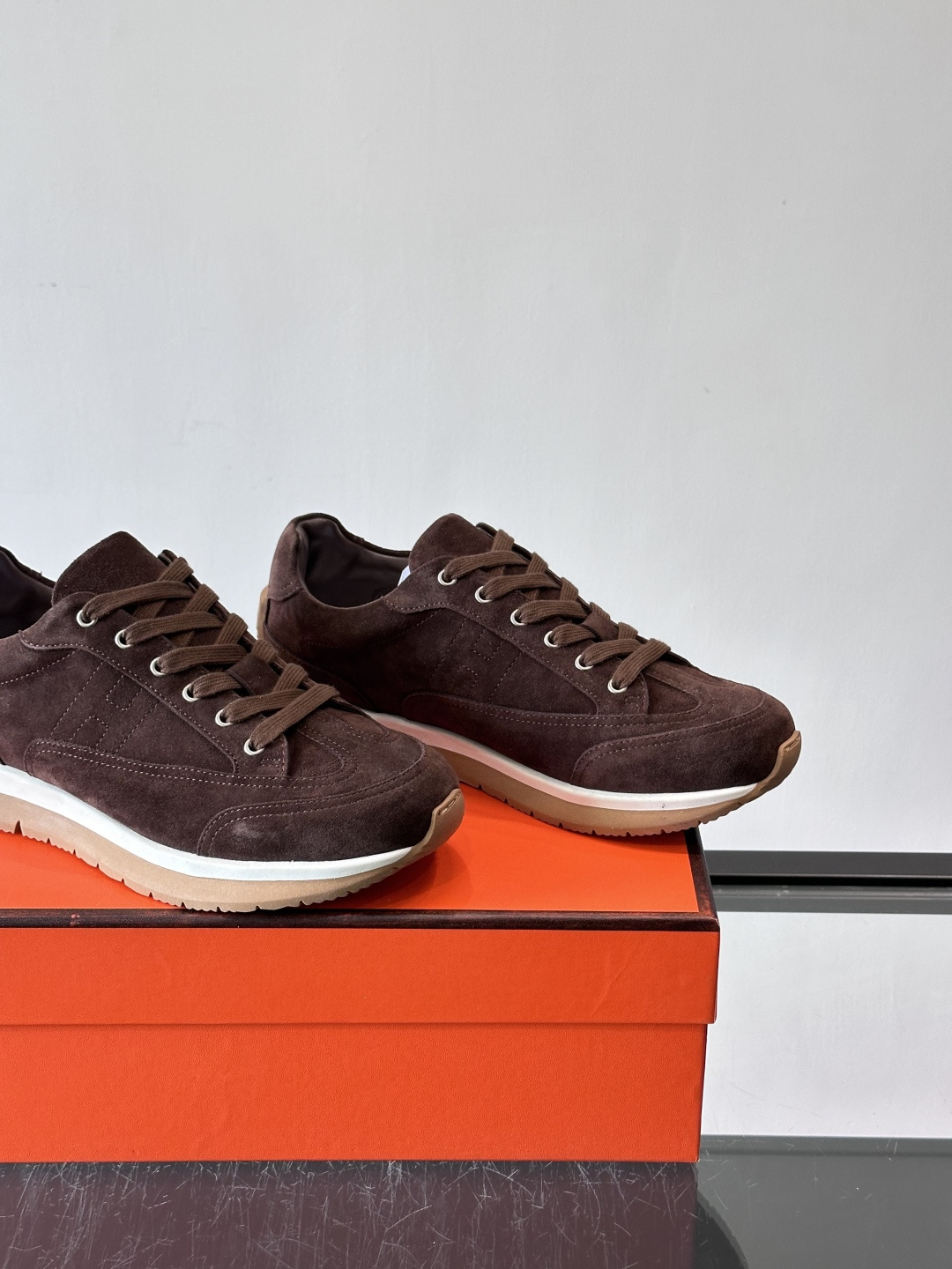 Hermès男士麂皮运动鞋，是品牌经典“Birkin”系列鞋款的现代演绎，采用高级麂皮材质，搭配标志性的