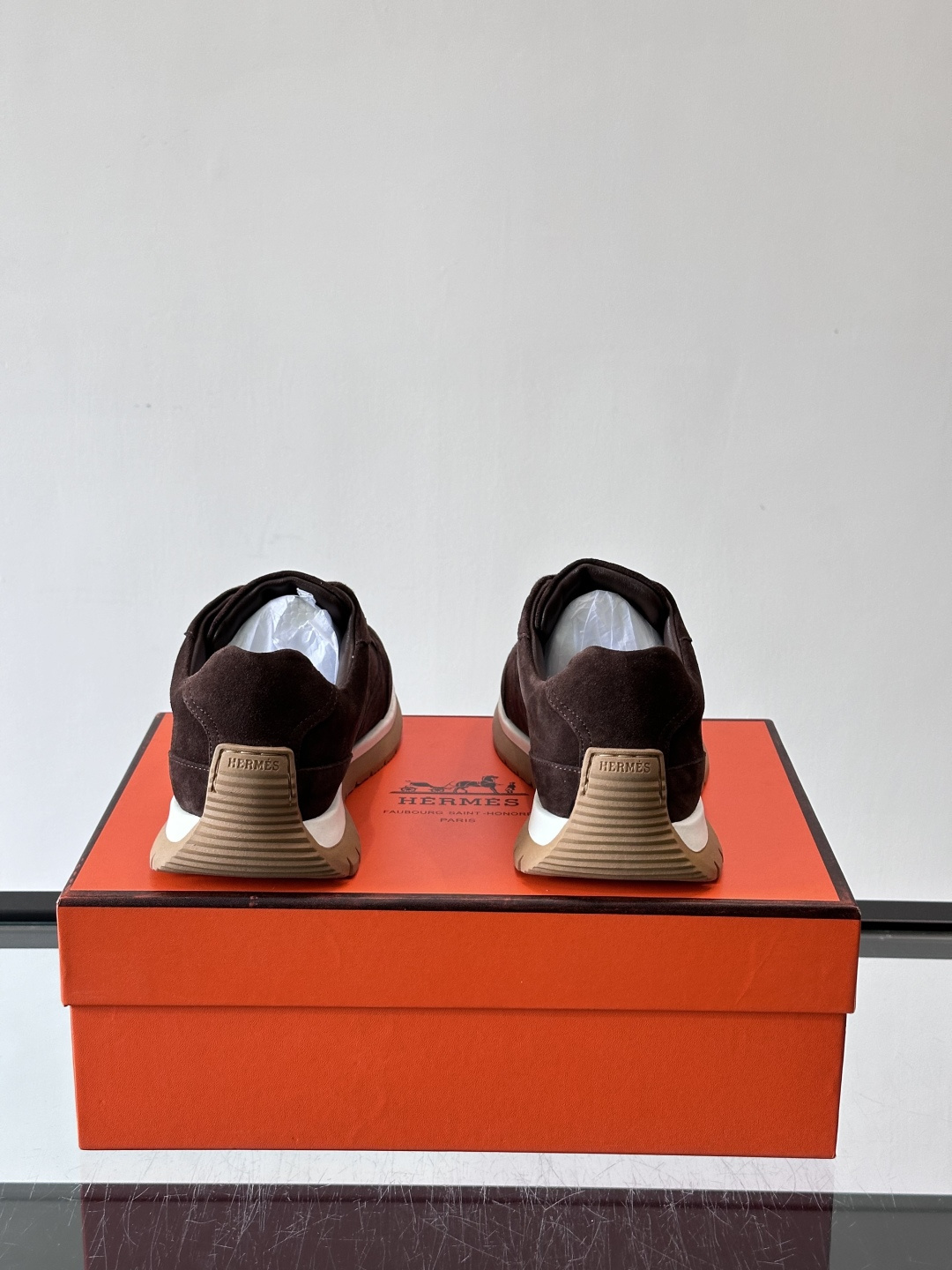 Hermès男士麂皮运动鞋，是品牌经典“Birkin”系列鞋款的现代演绎，采用高级麂皮材质，搭配标志性的