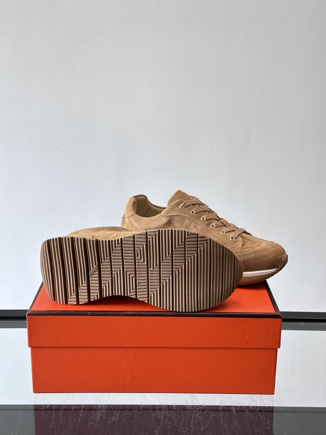 Hermès男士麂皮运动鞋，是品牌经典“Birkin”系列鞋款的现代演绎，采用高级麂皮材质，搭配标志性的