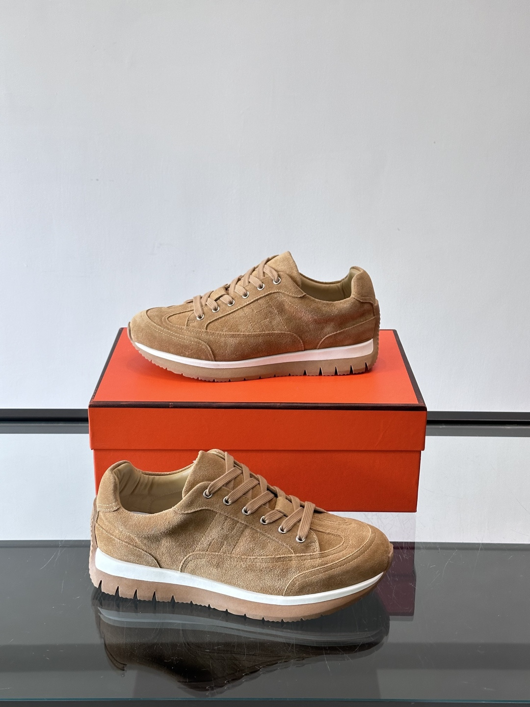 Hermès男士麂皮运动鞋，是品牌经典“Birkin”系列鞋款的现代演绎，采用高级麂皮材质，搭配标志性的