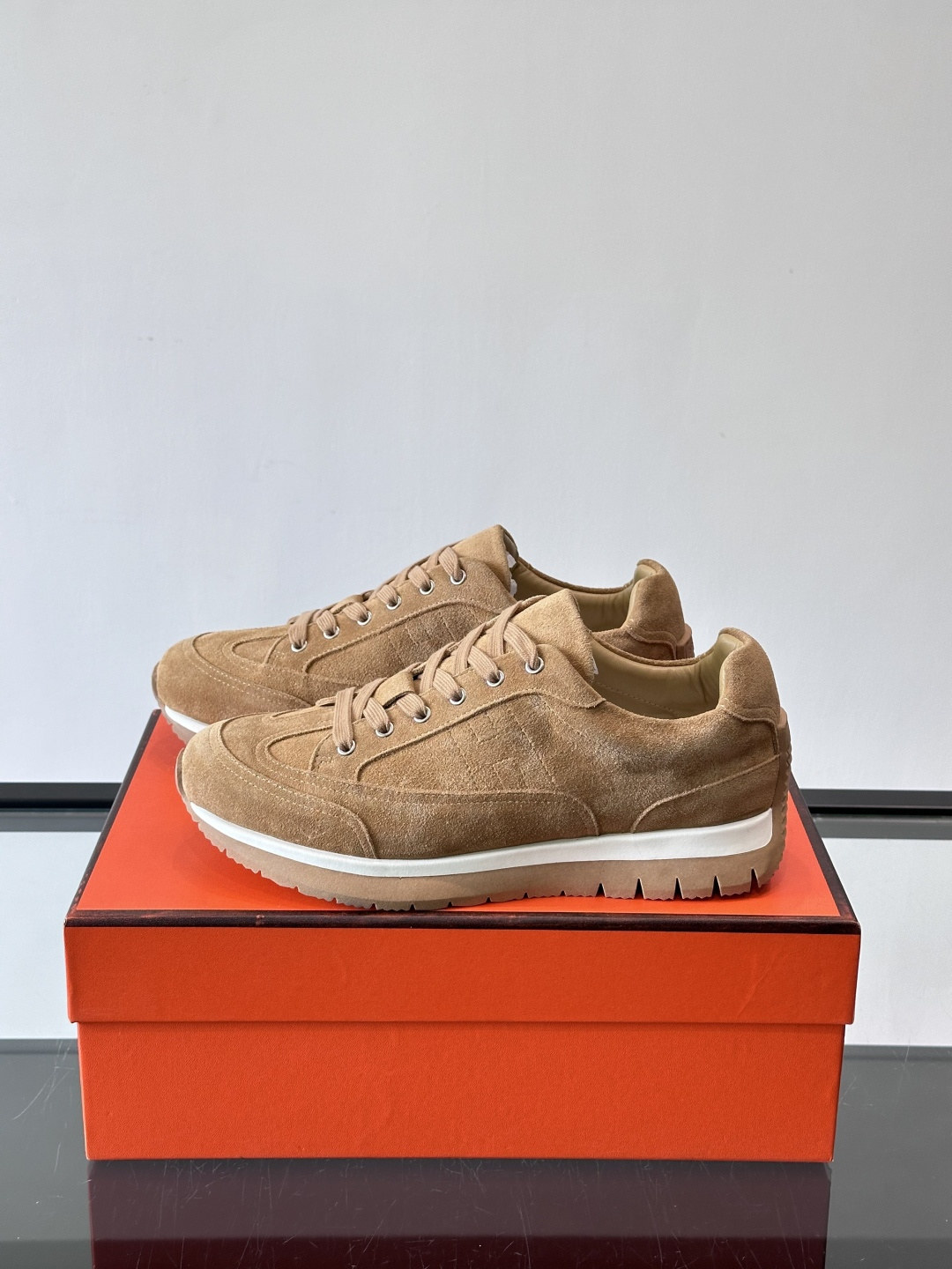 Hermès男士麂皮运动鞋，是品牌经典“Birkin”系列鞋款的现代演绎，采用高级麂皮材质，搭配标志性的