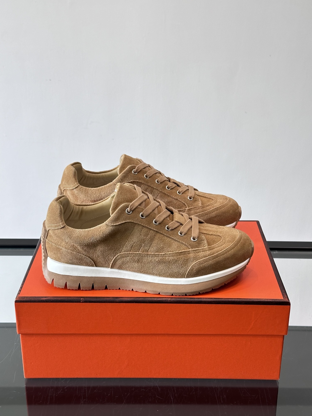 Hermès男士麂皮运动鞋，是品牌经典“Birkin”系列鞋款的现代演绎，采用高级麂皮材质，搭配标志性的