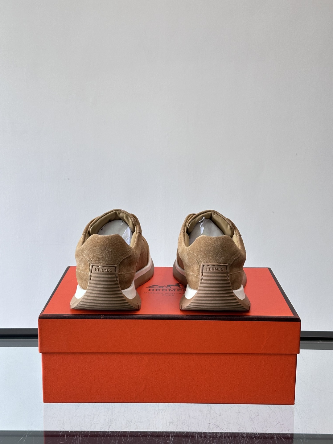 Hermès男士麂皮运动鞋，是品牌经典“Birkin”系列鞋款的现代演绎，采用高级麂皮材质，搭配标志性的