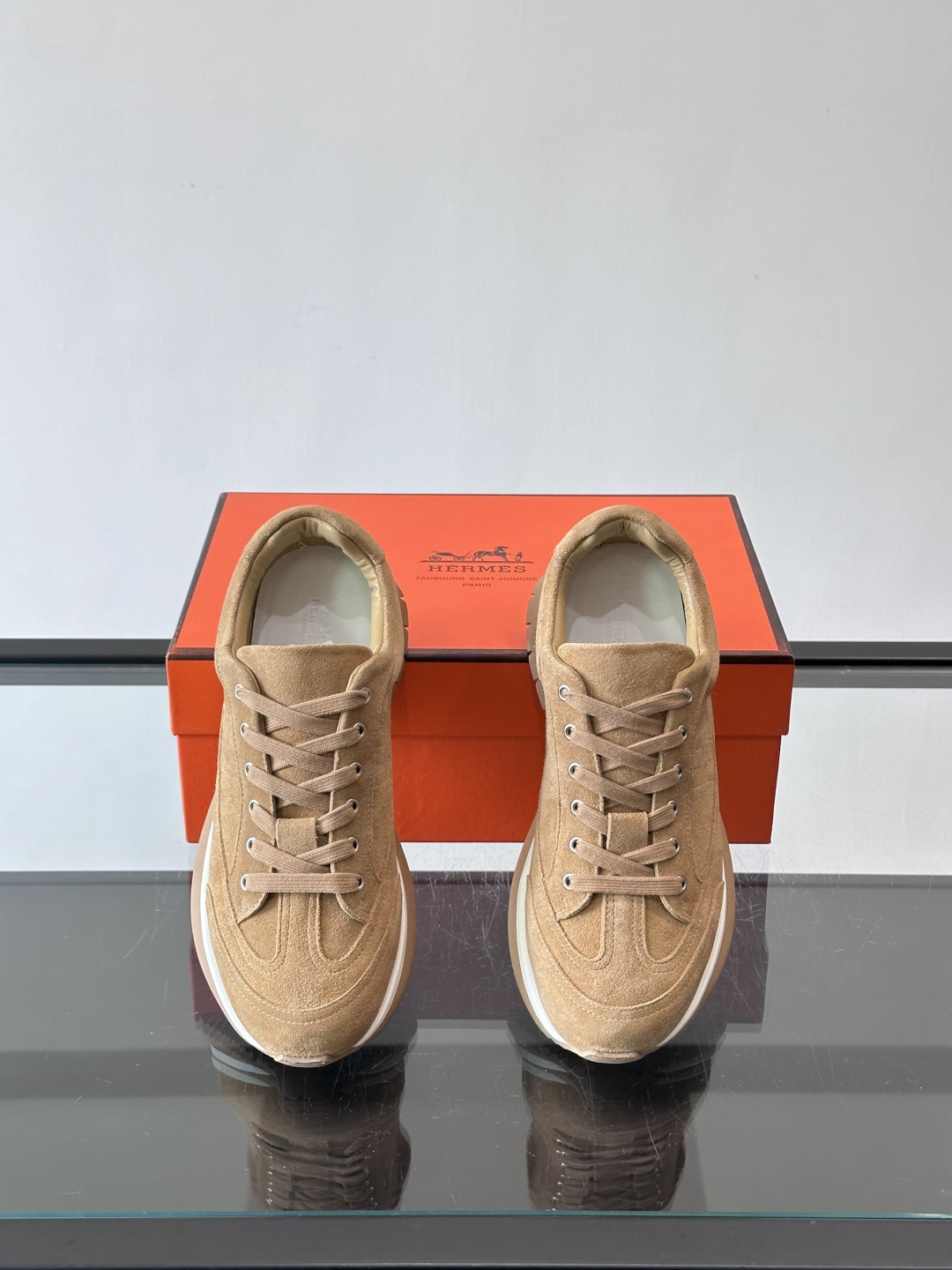 Hermès男士麂皮运动鞋，是品牌经典“Birkin”系列鞋款的现代演绎，采用高级麂皮材质，搭配标志性的