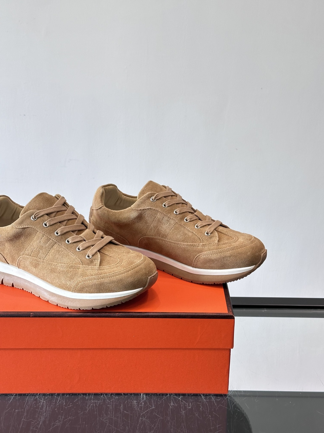 Hermès男士麂皮运动鞋，是品牌经典“Birkin”系列鞋款的现代演绎，采用高级麂皮材质，搭配标志性的