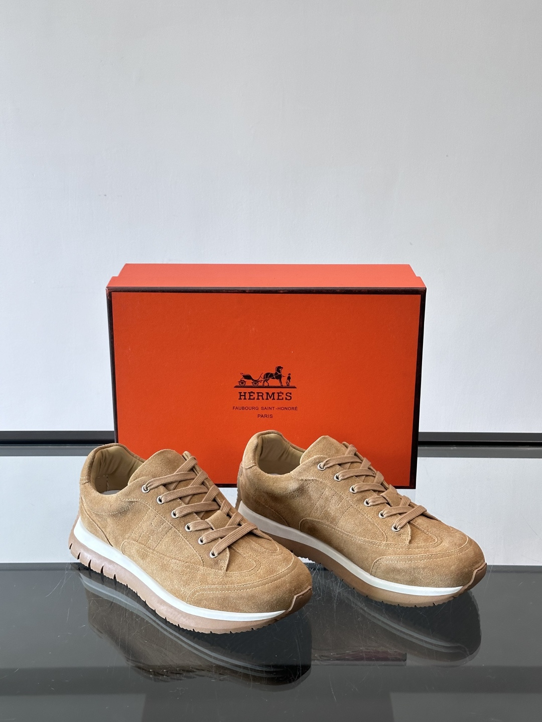 Hermès男士麂皮运动鞋，是品牌经典“Birkin”系列鞋款的现代演绎，采用高级麂皮材质，搭配标志性的