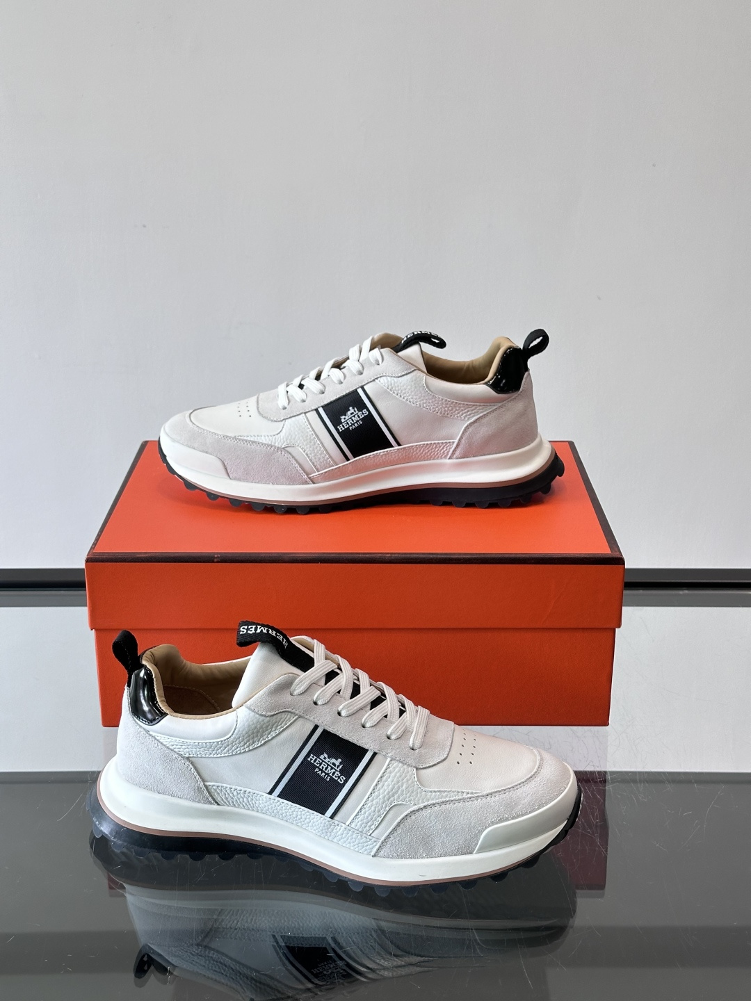 Hermes（爱马仕）的“Mystérieux”系列，鞋身采用优质皮革拼接设计，侧面黑色织带饰有品牌经典