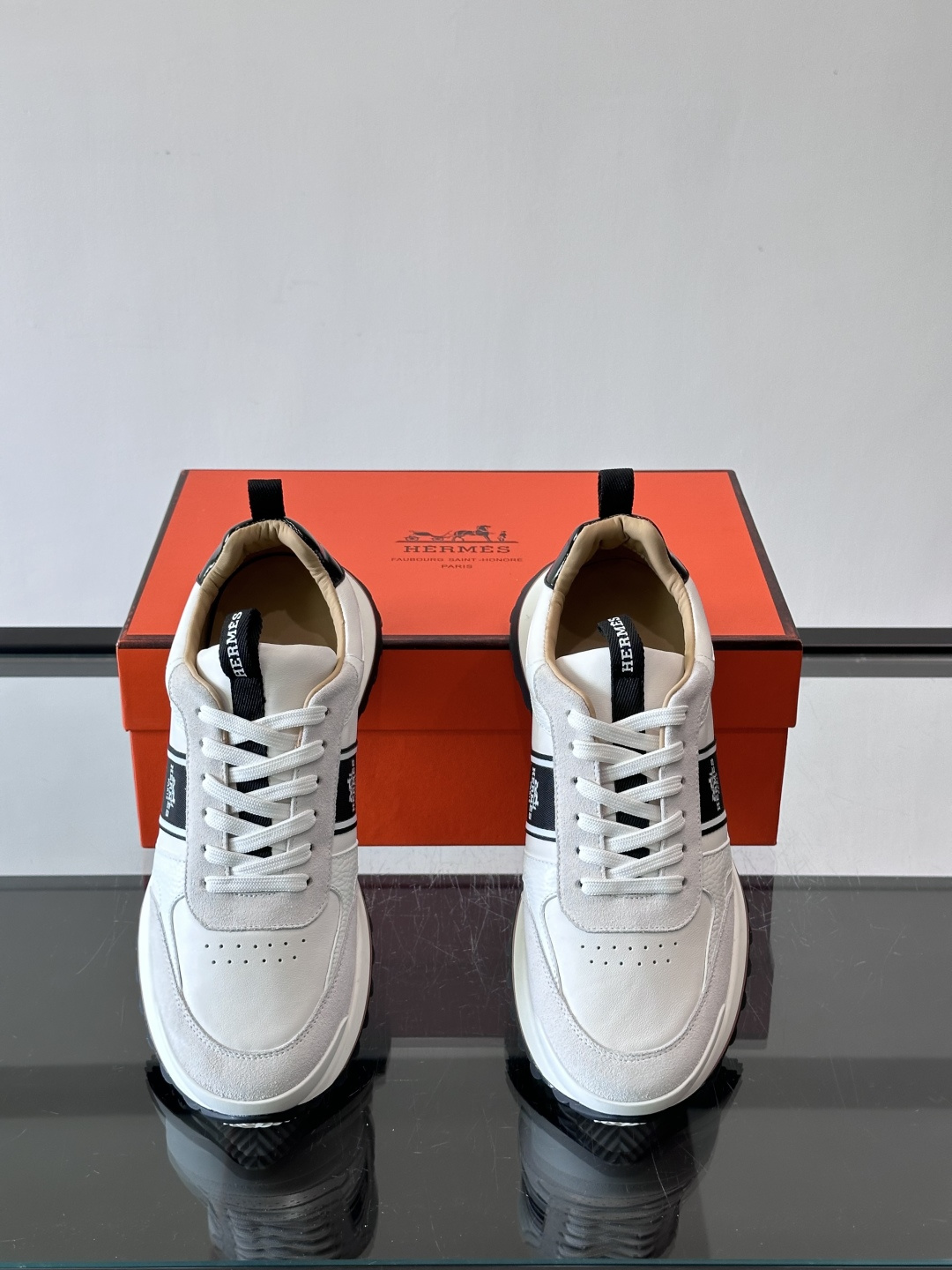 Hermes（爱马仕）的“Mystérieux”系列，鞋身采用优质皮革拼接设计，侧面黑色织带饰有品牌经典