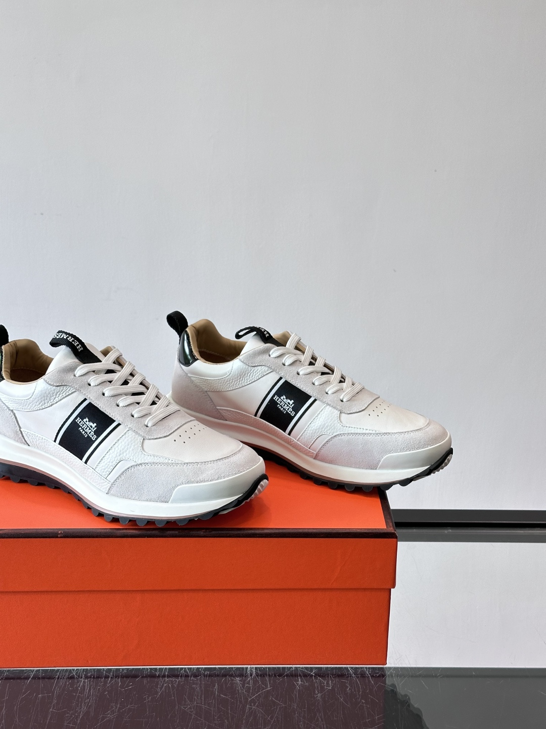 Hermes（爱马仕）的“Mystérieux”系列，鞋身采用优质皮革拼接设计，侧面黑色织带饰有品牌经典