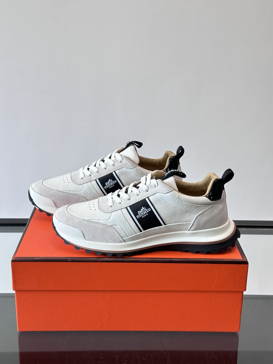 Hermes（爱马仕）的“Mystérieux”系列，鞋身采用优质皮革拼接设计，侧面黑色织带饰有品牌经典