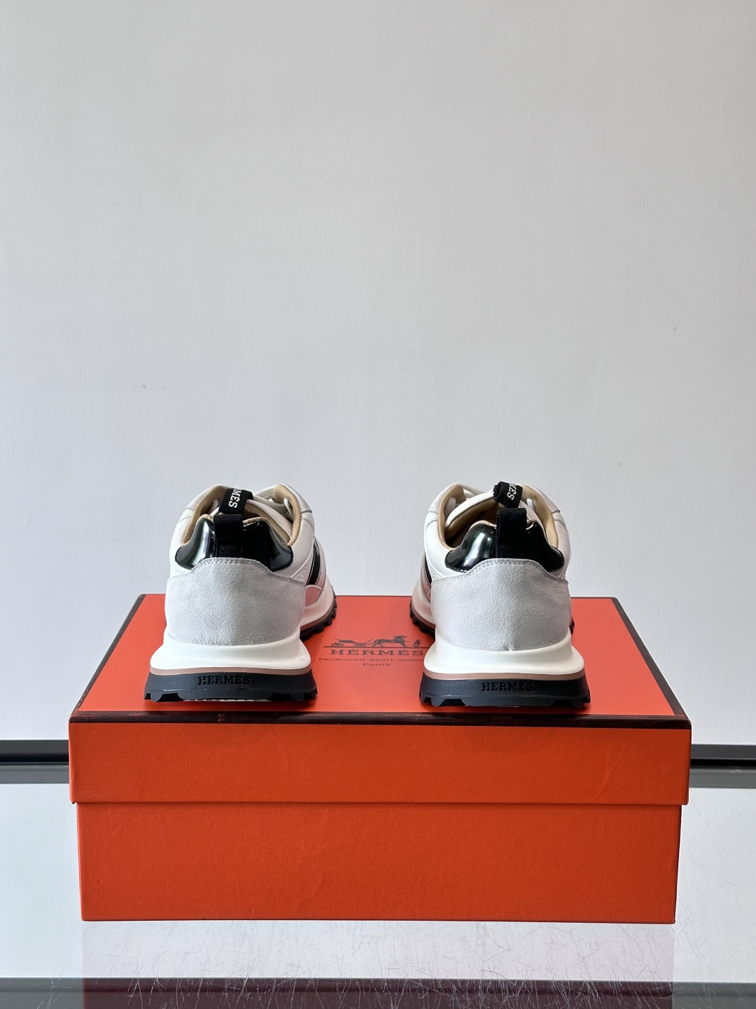 Hermes（爱马仕）的“Mystérieux”系列，鞋身采用优质皮革拼接设计，侧面黑色织带饰有品牌经典