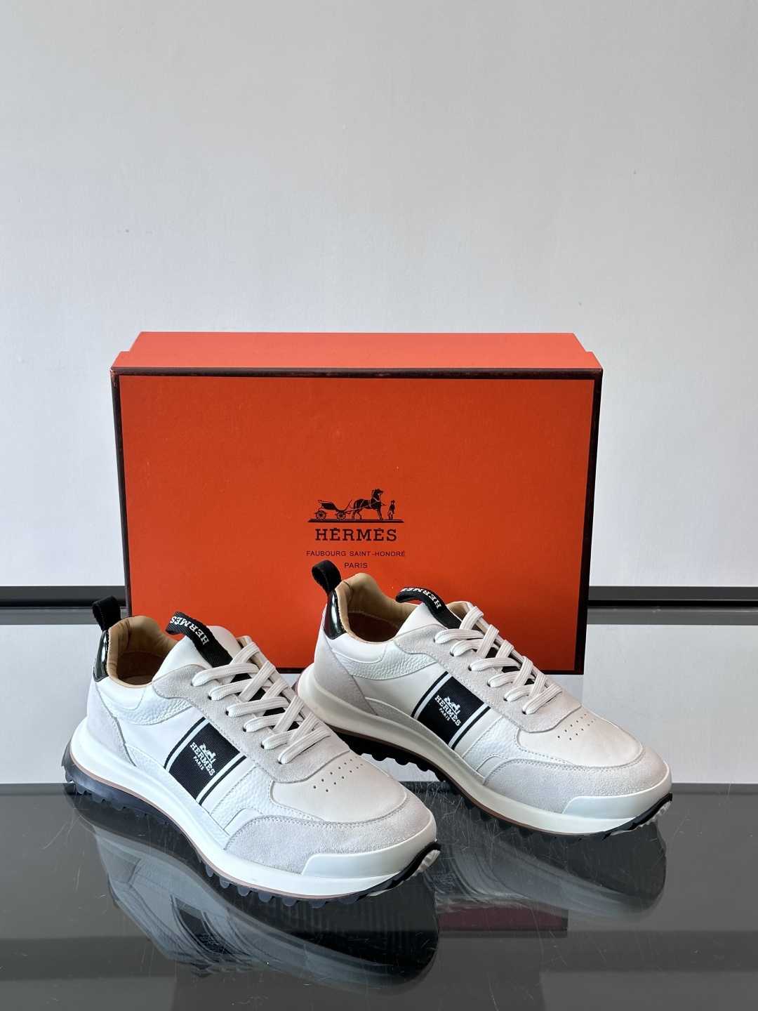 Hermes（爱马仕）的“Mystérieux”系列，鞋身采用优质皮革拼接设计，侧面黑色织带饰有品牌经典