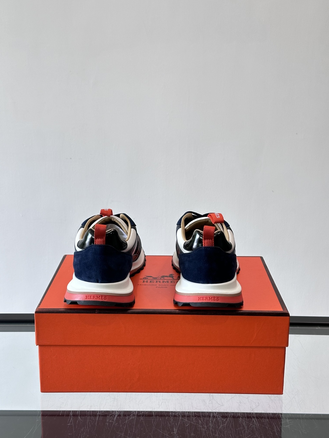 Hermes（爱马仕）的“Mystérieux”系列，鞋身采用优质皮革拼接设计，侧面黑色织带饰有品牌经典