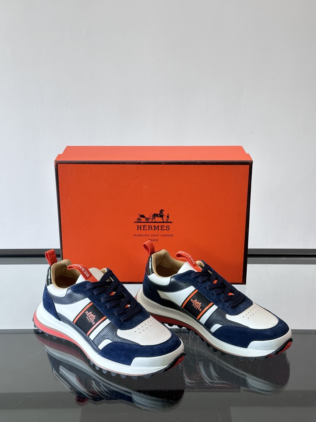 Hermes（爱马仕）的“Mystérieux”系列，鞋身采用优质皮革拼接设计，侧面黑色织带饰有品牌经典