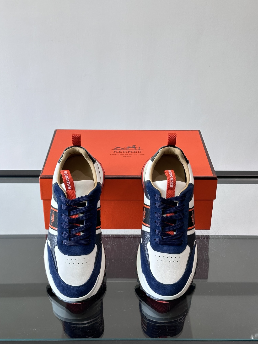 Hermes（爱马仕）的“Mystérieux”系列，鞋身采用优质皮革拼接设计，侧面黑色织带饰有品牌经典