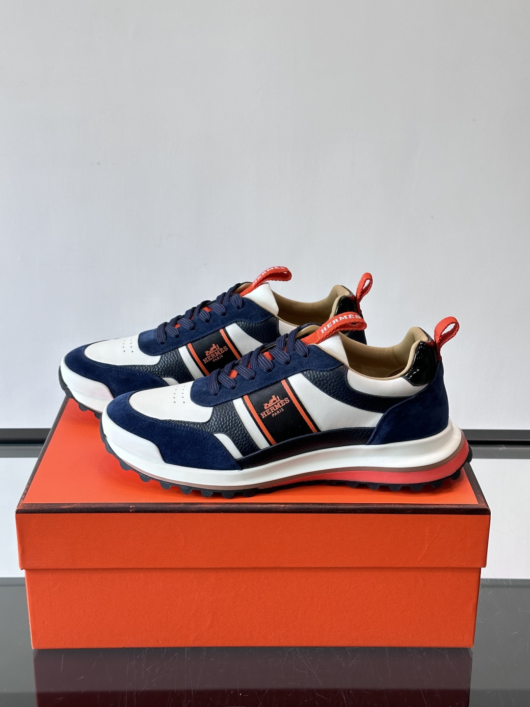 Hermes（爱马仕）的“Mystérieux”系列，鞋身采用优质皮革拼接设计，侧面黑色织带饰有品牌经典