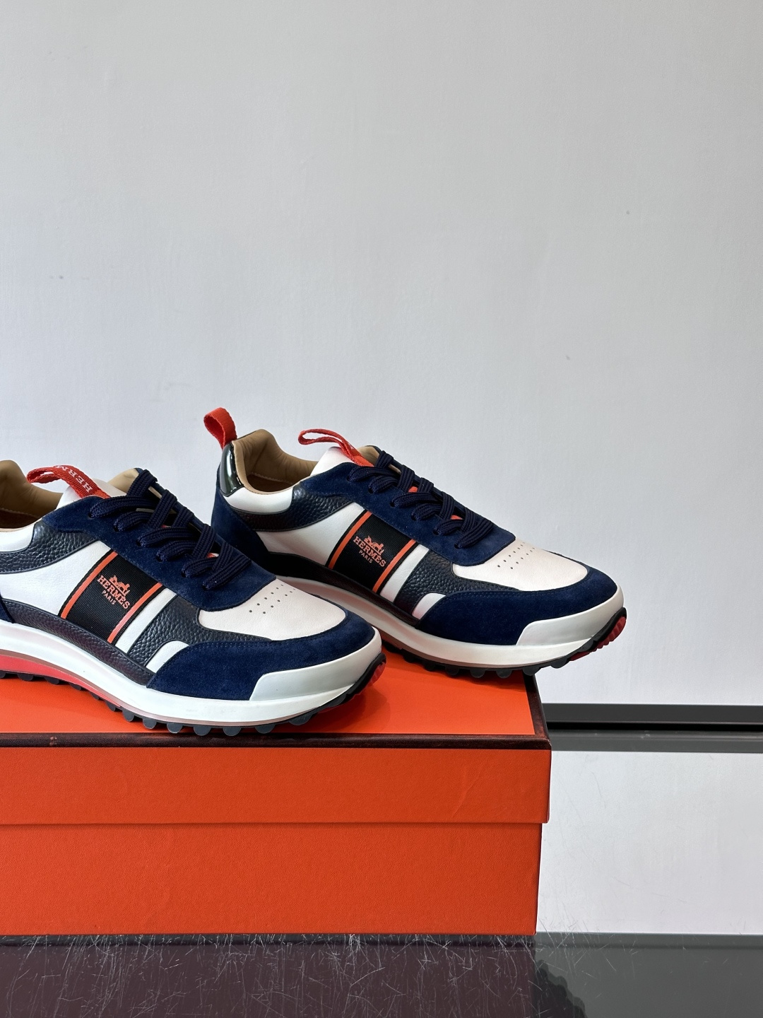 Hermes（爱马仕）的“Mystérieux”系列，鞋身采用优质皮革拼接设计，侧面黑色织带饰有品牌经典