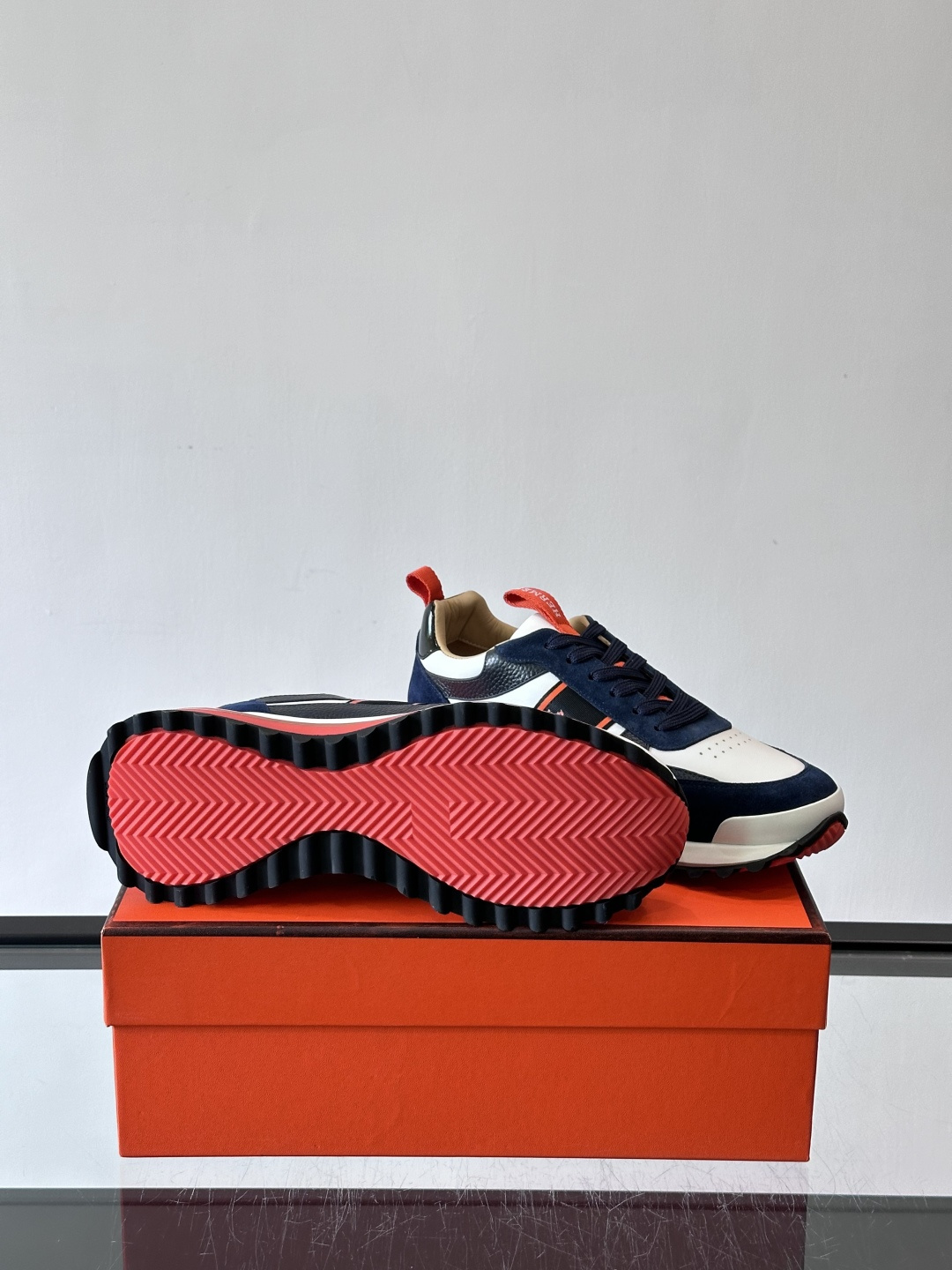 Hermes（爱马仕）的“Mystérieux”系列，鞋身采用优质皮革拼接设计，侧面黑色织带饰有品牌经典