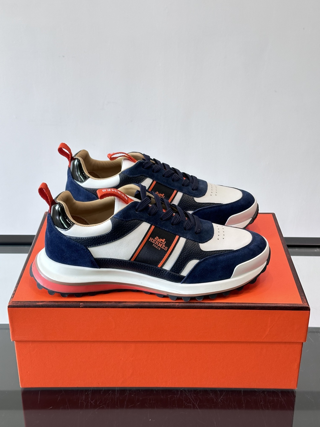 Hermes（爱马仕）的“Mystérieux”系列，鞋身采用优质皮革拼接设计，侧面黑色织带饰有品牌经典