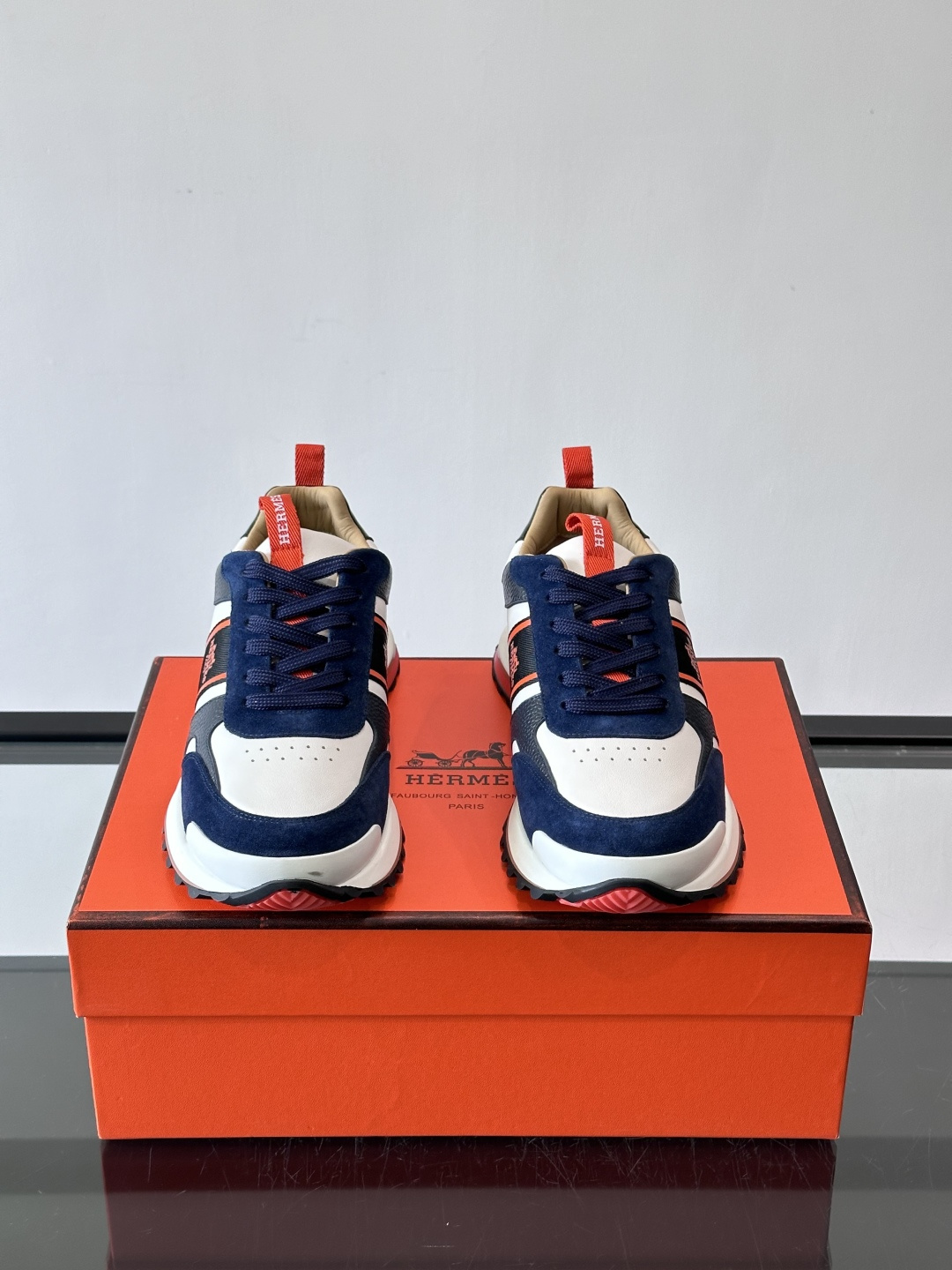 Hermes（爱马仕）的“Mystérieux”系列，鞋身采用优质皮革拼接设计，侧面黑色织带饰有品牌经典