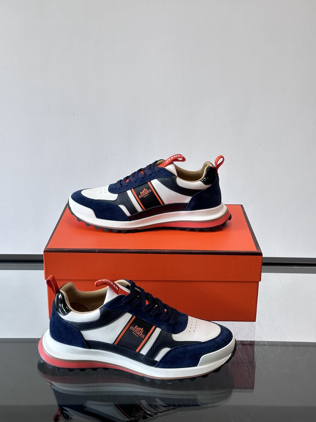 Hermes（爱马仕）的“Mystérieux”系列，鞋身采用优质皮革拼接设计，侧面黑色织带饰有品牌经典