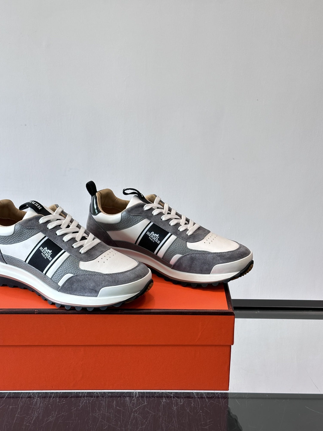 Hermes（爱马仕）的“Mystérieux”系列，鞋身采用优质皮革拼接设计，侧面黑色织带饰有品牌经典