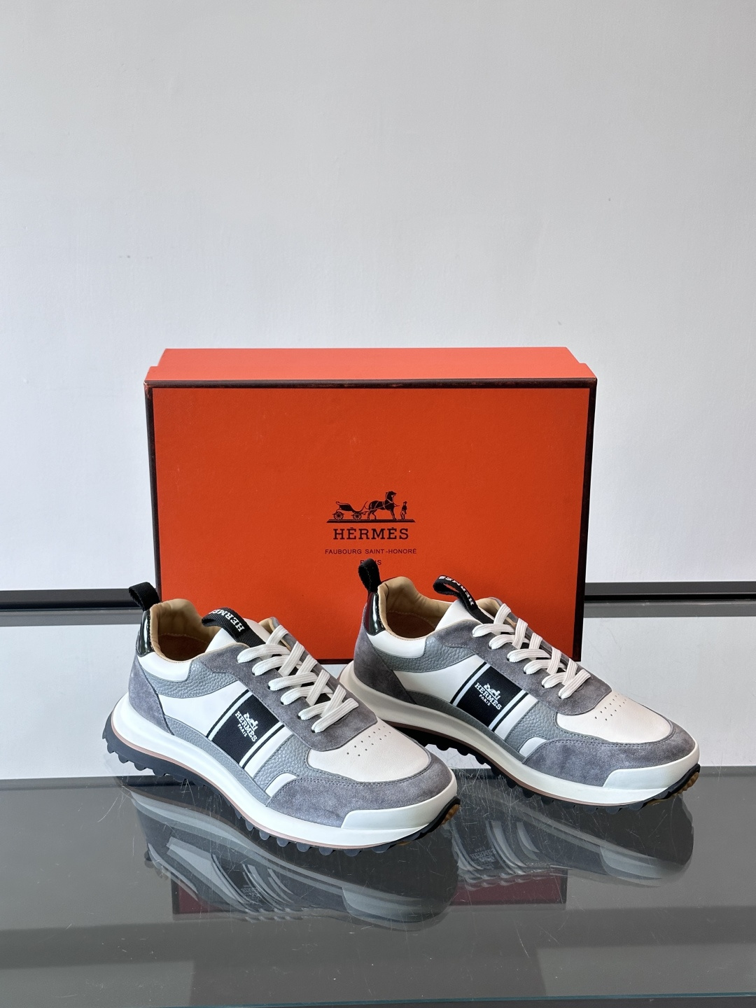 Hermes（爱马仕）的“Mystérieux”系列，鞋身采用优质皮革拼接设计，侧面黑色织带饰有品牌经典