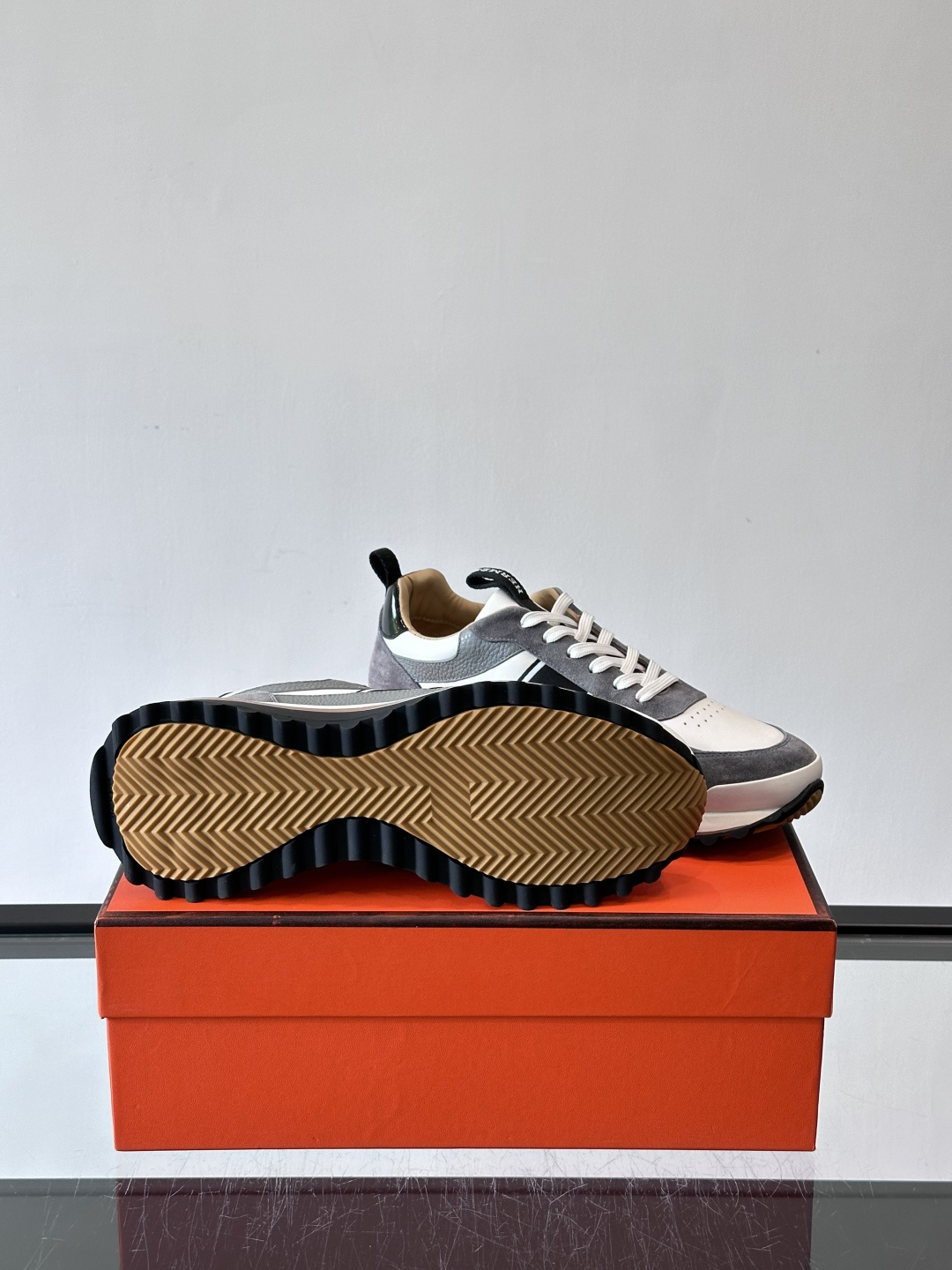 Hermes（爱马仕）的“Mystérieux”系列，鞋身采用优质皮革拼接设计，侧面黑色织带饰有品牌经典