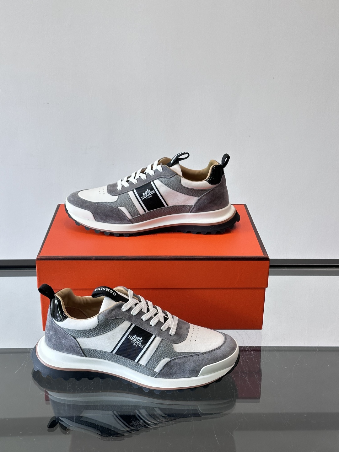 Hermes（爱马仕）的“Mystérieux”系列，鞋身采用优质皮革拼接设计，侧面黑色织带饰有品牌经典