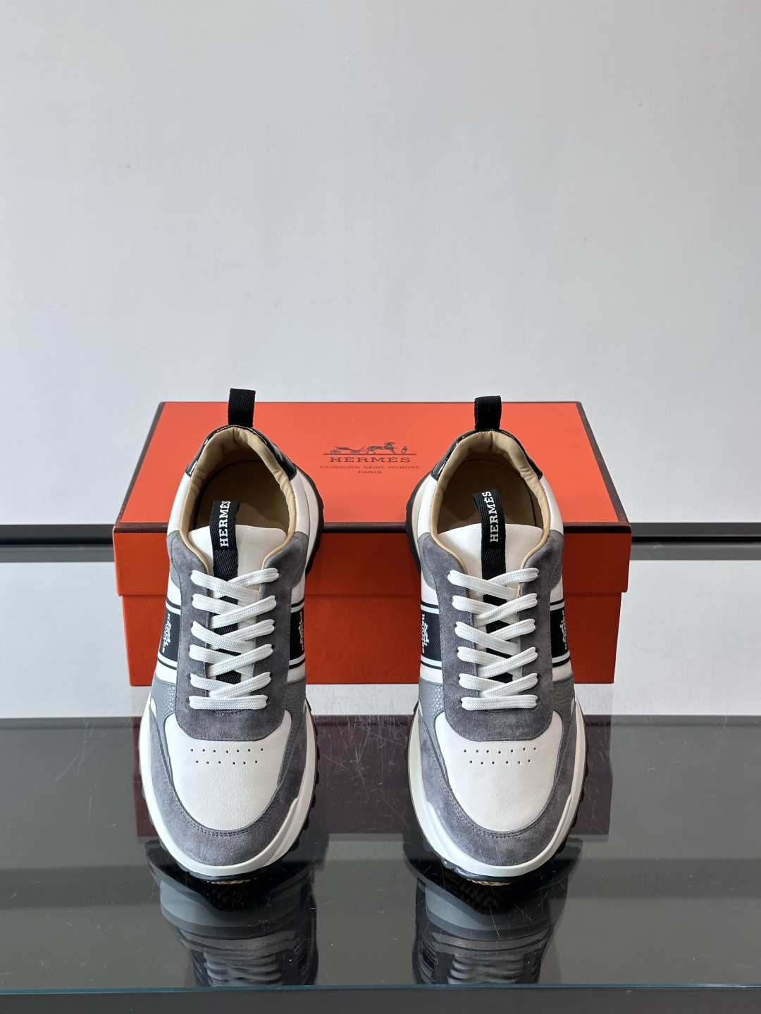 Hermes（爱马仕）的“Mystérieux”系列，鞋身采用优质皮革拼接设计，侧面黑色织带饰有品牌经典