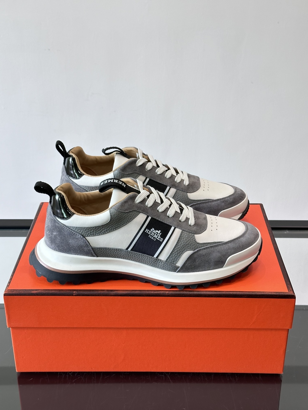 Hermes（爱马仕）的“Mystérieux”系列，鞋身采用优质皮革拼接设计，侧面黑色织带饰有品牌经典