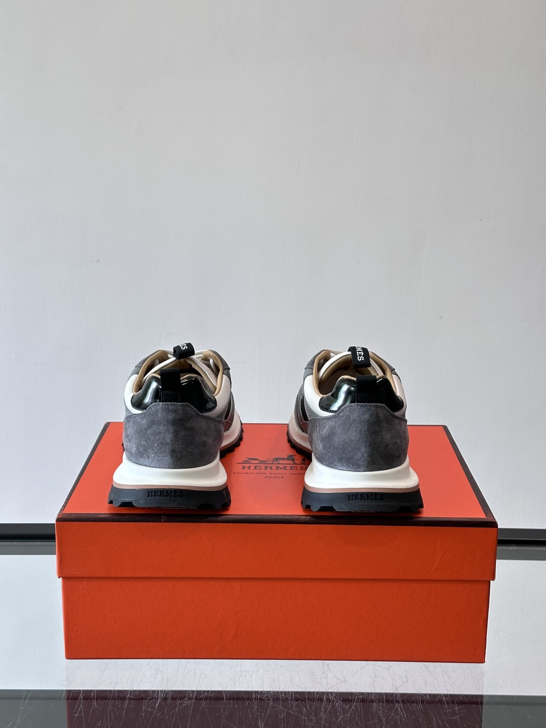 Hermes（爱马仕）的“Mystérieux”系列，鞋身采用优质皮革拼接设计，侧面黑色织带饰有品牌经典