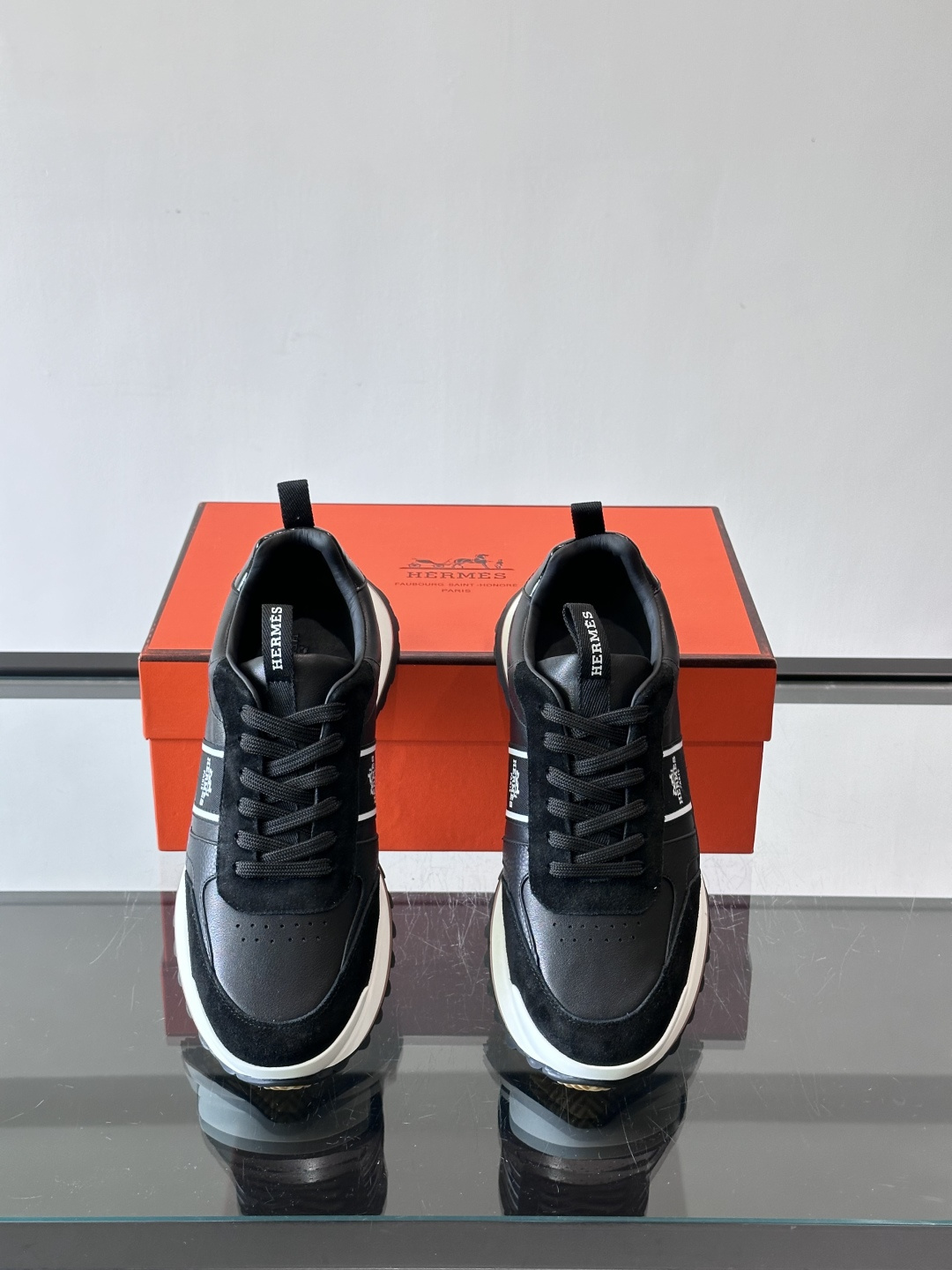 Hermes（爱马仕）的“Mystérieux”系列，鞋身采用优质皮革拼接设计，侧面黑色织带饰有品牌经典