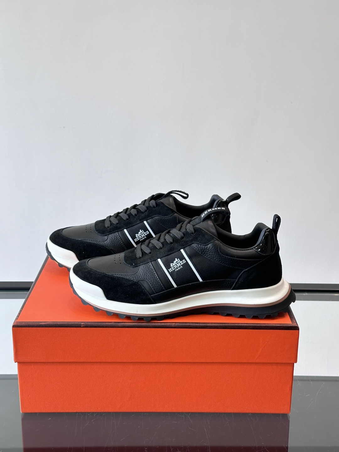 Hermes（爱马仕）的“Mystérieux”系列，鞋身采用优质皮革拼接设计，侧面黑色织带饰有品牌经典