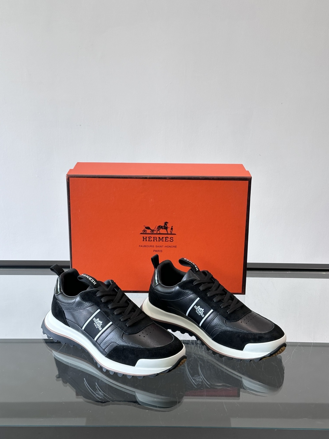 Hermes（爱马仕）的“Mystérieux”系列，鞋身采用优质皮革拼接设计，侧面黑色织带饰有品牌经典