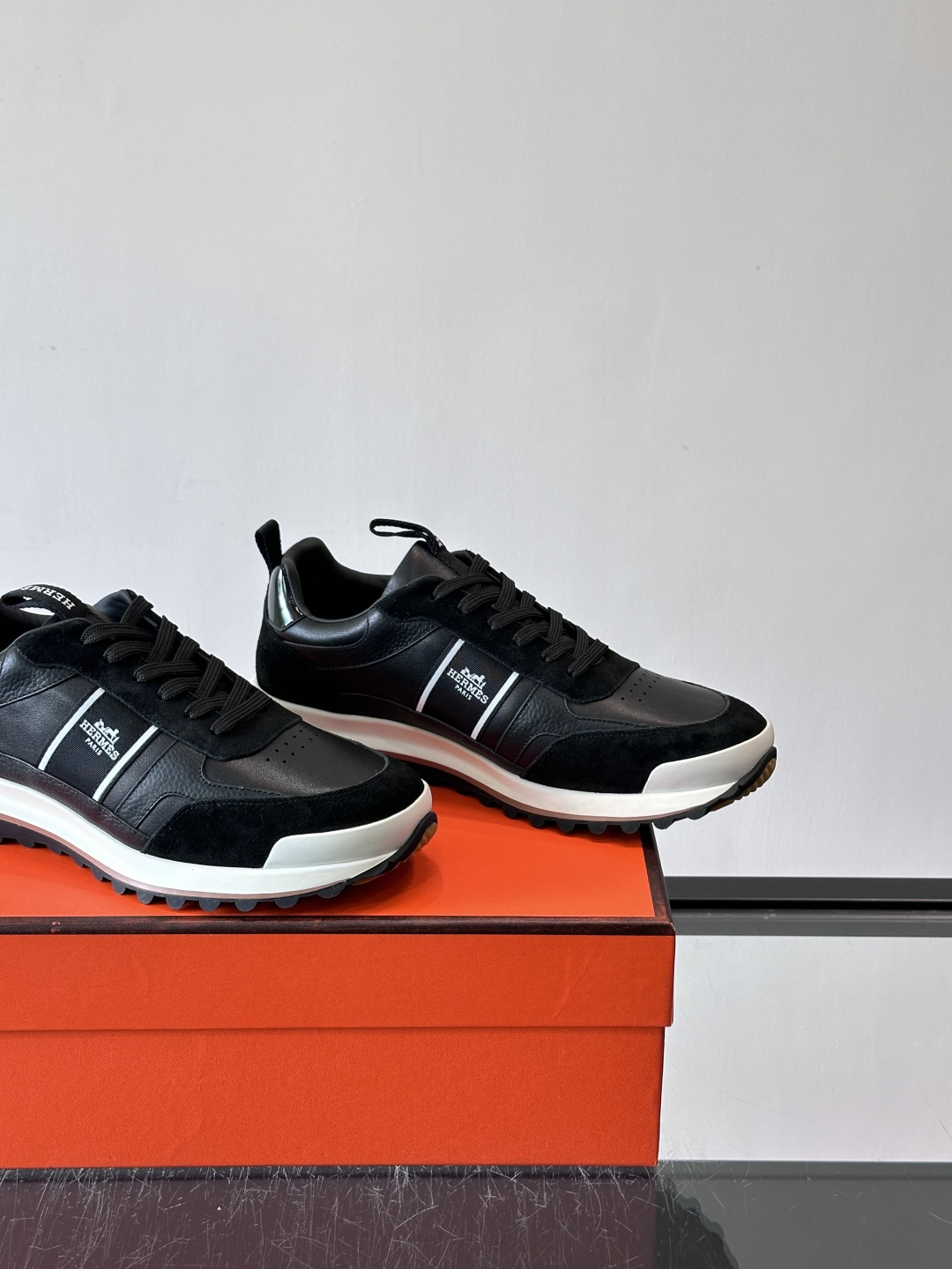 Hermes（爱马仕）的“Mystérieux”系列，鞋身采用优质皮革拼接设计，侧面黑色织带饰有品牌经典