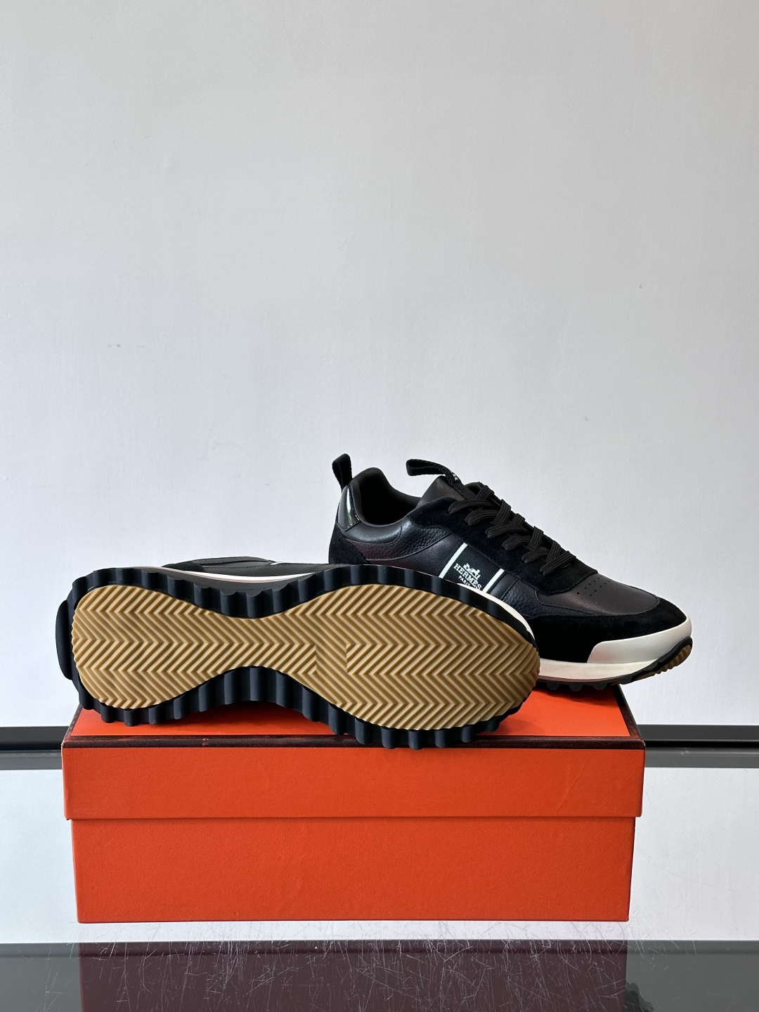 Hermes（爱马仕）的“Mystérieux”系列，鞋身采用优质皮革拼接设计，侧面黑色织带饰有品牌经典