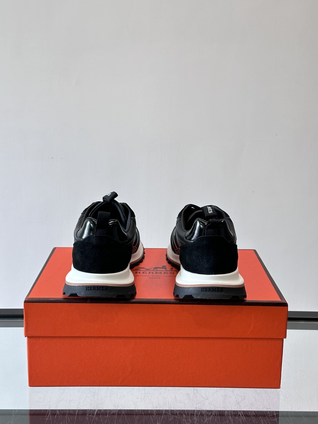 Hermes（爱马仕）的“Mystérieux”系列，鞋身采用优质皮革拼接设计，侧面黑色织带饰有品牌经典