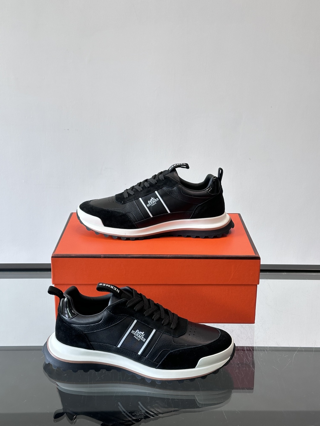 Hermes（爱马仕）的“Mystérieux”系列，鞋身采用优质皮革拼接设计，侧面黑色织带饰有品牌经典