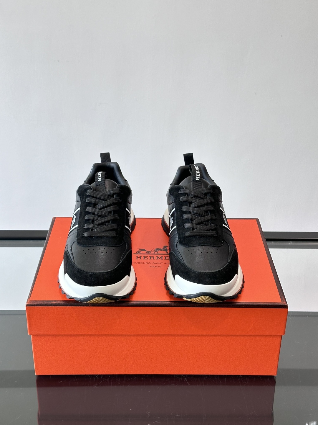 Hermes（爱马仕）的“Mystérieux”系列，鞋身采用优质皮革拼接设计，侧面黑色织带饰有品牌经典