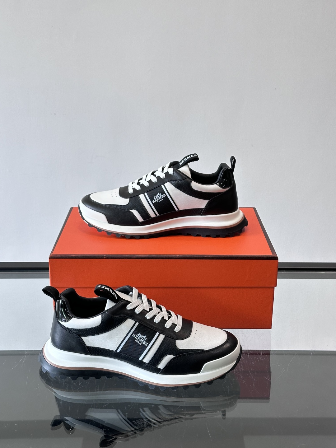 Hermes（爱马仕）的“Mystérieux”系列，鞋身采用优质皮革拼接设计，侧面黑色织带饰有品牌经典